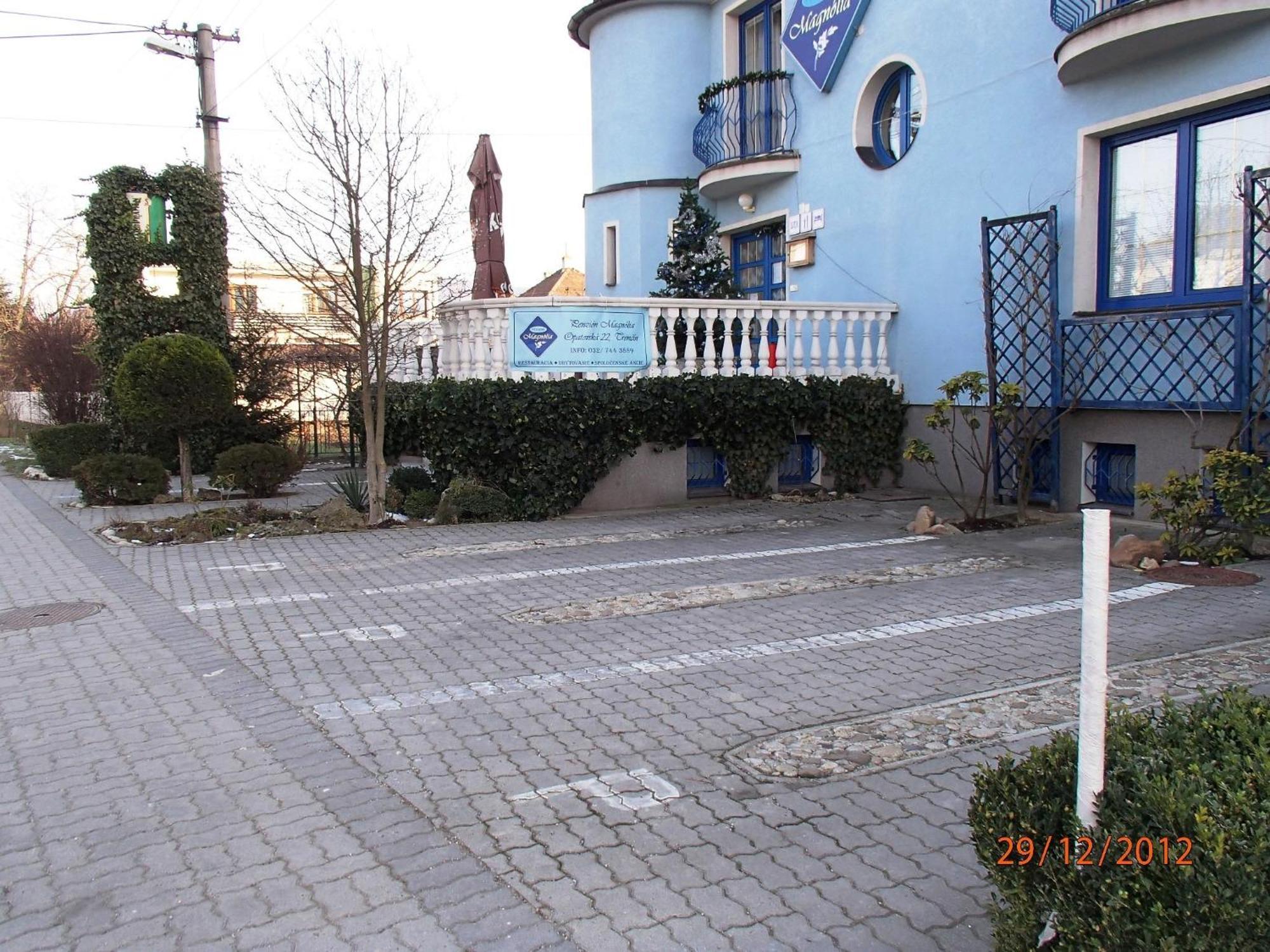 Pension Magnolia Trenčín Buitenkant foto